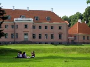 Without tripods, the Dogme 95 adaptation of War of the Worlds told the story of a day-long picnic on the lawn of the Moesgård Museum. 